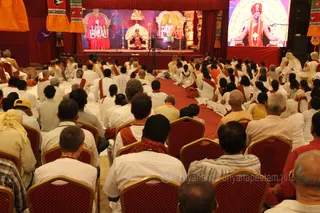http://nithyananda.org/sites/default/files/photo-gallery/2015-10oct-15th-nithyananda-diary_IMG_6522_varanasi-ia-satsang-crowd-swamiji.JPG