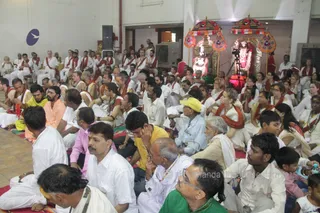http://nithyananda.org/sites/default/files/photo-gallery/2015-10oct-17th-nithyananda-diary_IMG_7208_varanasi-ia-samaya-deeksha-crowd-participants.JPG