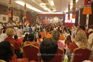 http://nithyananda.org/sites/default/files/photo-gallery/2015-10oct-18th-nithyananda-diary_IMG_7718-2_varanasi-ia-meenakshi-thirukalyanam-crowd-participants.JPG