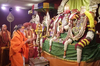 http://nithyananda.org/sites/default/files/photo-gallery/2015-10oct-18th-nithyananda-diary_IMG_8186_varanasi-ia-meenakshi-thirukalyanam-akhada-swamis-swamiji_0.JPG