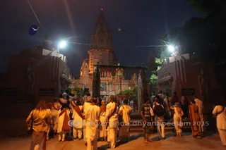 http://nithyananda.org/sites/default/files/photo-gallery/2015-10oct-21st-nithyananda-diary_IMG_8540_varanasi-ia-temple-visit-durga.JPG