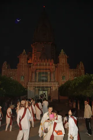 http://nithyananda.org/sites/default/files/photo-gallery/2015-10oct-21st-nithyananda-diary_IMG_9355_varanasi-ia-temple-visit-durga_0.JPG