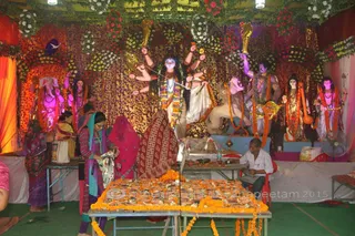 http://nithyananda.org/sites/default/files/photo-gallery/2015-10oct-21st-nithyananda-diary_IMG_9556_varanasi-ia-temple-visit-durga.JPG