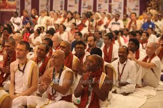 http://nithyananda.org/sites/default/files/photo-gallery/2015-10oct-22nd-nithyananda-diary_IMG_8980.JPG_varanasi-ia-satsang-vijayadashami-crowd-participants.JPG