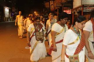 http://nithyananda.org/sites/default/files/photo-gallery/2015-10oct-24th-nithyananda-diary_IMG_0509_varanasi-ia-temple-visit-participants.JPG