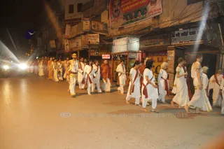 http://nithyananda.org/sites/default/files/photo-gallery/2015-10oct-24th-nithyananda-diary_IMG_0510_varanasi-ia-temple-visit-participants.JPG