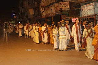 http://nithyananda.org/sites/default/files/photo-gallery/2015-10oct-24th-nithyananda-diary_IMG_0512_varanasi-ia-temple-visit-participants.JPG