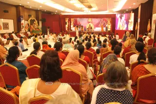 http://nithyananda.org/sites/default/files/photo-gallery/2015-10oct-26th-nithyananda-diary_IMG_0052_varanasi-ia-glimpses_of_ia-crowd-participants-swamiji.JPG