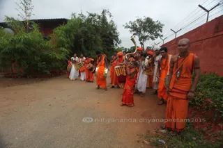http://nithyananda.org/sites/default/files/photo-gallery/2015-11nov-10th-nithyananda-diary_IMG_2806_bidadi-procession-diwali-swamiji.JPG