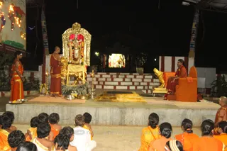 http://nithyananda.org/sites/default/files/photo-gallery/2015-11nov-13th-nithyananda-diary_IMG_2090_bangalr-adheenam-temple-durgai-amman-puja-swamiji.JPG
