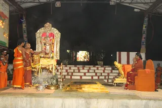 http://nithyananda.org/sites/default/files/photo-gallery/2015-11nov-13th-nithyananda-diary_IMG_2114_bangalr-adheenam-temple-durgai-amman-puja-swamiji.JPG