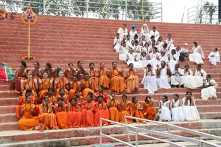 All present chant Svasti mantra after the initiation