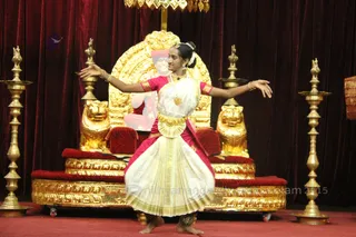 http://nithyananda.org/sites/default/files/photo-gallery/2015-11nov-18th-nithyananda-diary_IMG_8031_banglr-adheenam-nithyanandeshwara-brahmotsavam-culturals-bharatanatyam.JPG