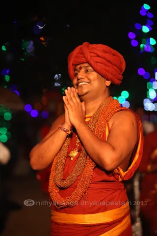 http://nithyananda.org/sites/default/files/photo-gallery/2015-11nov-18th-nithyananda-diary_IMG_8619.JPG_banglr-adheenam-nithyanandeshwara-brahmotsavam-procession-swamiji.JPG