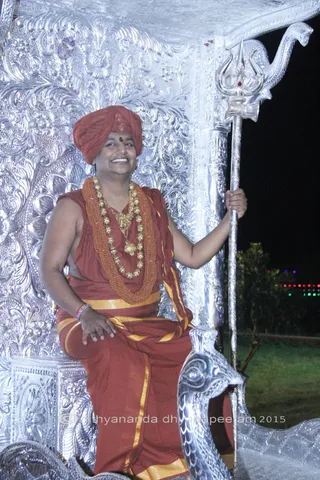http://nithyananda.org/sites/default/files/photo-gallery/2015-11nov-21st-nithyananda-diary_IMG_9154-1_blr-adheenam-nithyanandeshwar-brahmotsavam-procession-swamiji_0.JPG