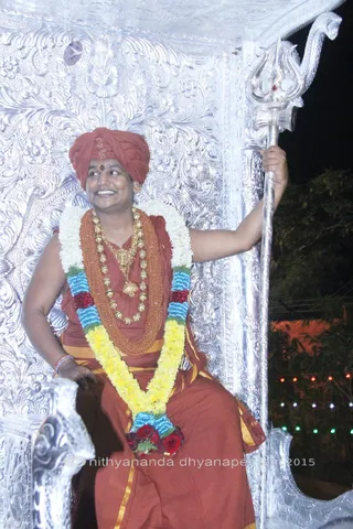 http://nithyananda.org/sites/default/files/photo-gallery/2015-11nov-21st-nithyananda-diary_IMG_9173_blr-adheenam-nithyanandeshwar-brahmotsavam-procession-swamiji_0.JPG