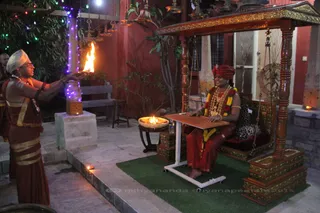 http://nithyananda.org/sites/default/files/photo-gallery/2015-11nov-25th-nithyananda-diary_IMG_1454_blr-adheenam-nithyanandeshwara-brahmotsavam-morning-bharani-deepam-swing-swamiji.JPG