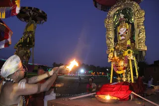 http://nithyananda.org/sites/default/files/photo-gallery/2015-11nov-25th-nithyananda-diary_IMG_1522_blr-adheenam-nithyanandeshwara-brahmotsavam-morning-bharani-deity-priest.JPG