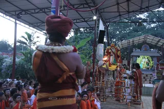 http://nithyananda.org/sites/default/files/photo-gallery/2015-11nov-25th-nithyananda-diary_IMG_1582_blr-adheenam-nithyanandeshwara-brahmotsavam-evening-karthigai-deepam-swamiji.JPG