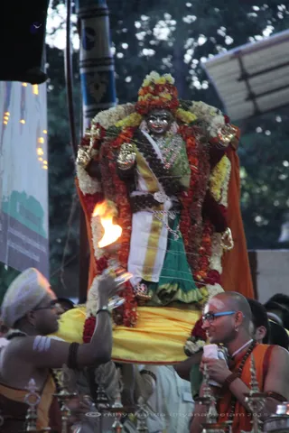 http://nithyananda.org/sites/default/files/photo-gallery/2015-11nov-25th-nithyananda-diary_IMG_1584_blr-adheenam-nithyanandeshwara-brahmotsavam-evening-karthigai-deepam-temple-ardhanarishvara.JPG