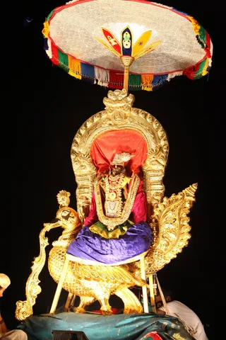 http://nithyananda.org/sites/default/files/photo-gallery/2015-11nov-25th-nithyananda-diary_IMG_5027_blr-adheenam-karthigai-deepam-nithyanandeshwara-procession-deities.JPG