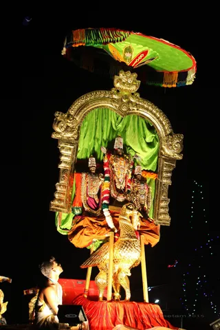 http://nithyananda.org/sites/default/files/photo-gallery/2015-11nov-25th-nithyananda-diary_IMG_5032_blr-adheenam-karthigai-deepam-nithyanandeshwara-procession-deities.JPG