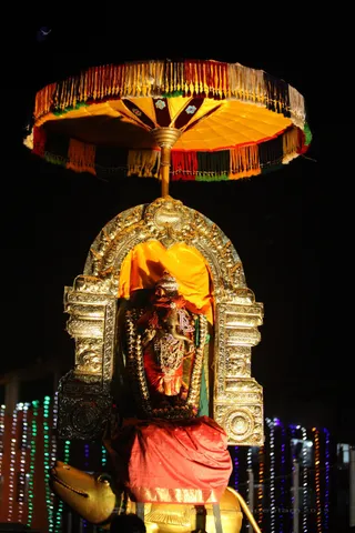 http://nithyananda.org/sites/default/files/photo-gallery/2015-11nov-25th-nithyananda-diary_IMG_5033_blr-adheenam-karthigai-deepam-nithyanandeshwara-procession-deities.JPG
