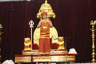 His Holiness Bhagavan Sri Nithyananda Paramashivam arrives, blessing the participants present for the Samaya Deeksha