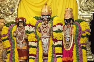 http://nithyananda.org/sites/default/files/photo-gallery/2015-11nov-28th-nithyananda-diary_IMG_5328_blr-adheenam-samaya-deeksha-soma-skanda.JPG
