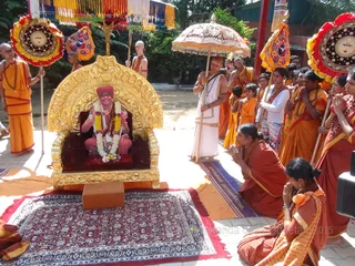 http://nithyananda.org/sites/default/files/photo-gallery/2015-12dec-25th-nithyananda-diary_DSC00281_bidadi_nithyananda_brahmotsava_dwajarohana_temple.JPG