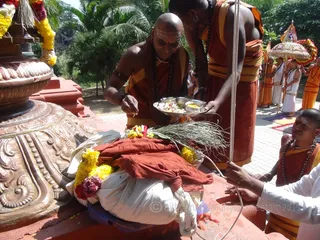 http://nithyananda.org/sites/default/files/photo-gallery/2015-12dec-25th-nithyananda-diary_DSC00284_bidadi_nithyananda_brahmotsava_dwajarohana_temple.JPG