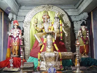 Nithyanandeshwara and Nithyanandeshwari with Swayambhu Linga