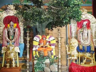 http://nithyananda.org/sites/default/files/photo-gallery/2015-12dec-28th-nithyananda-diary_DSC00069_bidadi-nithyananda-jayanthi-brahmotsava-alankara-corel-rock-deities-rajasabha.JPG