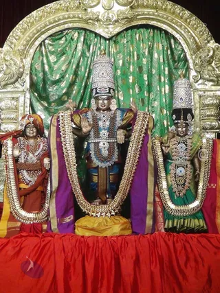 http://nithyananda.org/sites/default/files/photo-gallery/2015-12dec-28th-nithyananda-diary_DSC00072_bidadi-nithyananda-jayanthi-brahmotsava-alankara-corel-rock-deities-rajasabha.JPG