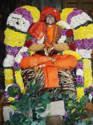 http://nithyananda.org/sites/default/files/photo-gallery/2015-12dec-28th-nithyananda-diary_DSC00076_bidadi-nithyananda-jayanthi-brahmotsava-alankara-corel-rock-deities-rajasabha.JPG