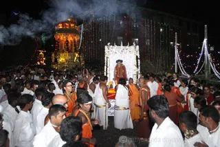 http://nithyananda.org/sites/default/files/photo-gallery/2015-12dec-31st-nithyananda_IMG_5480_bidadi-nithyananda-jayanthi-brahmotsavam-procession-swamiji.JPG