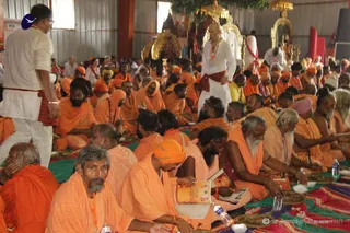 http://nithyananda.org/sites/default/files/photo-gallery/2015-14sep-08th_nithyanda-diary_IMG_6974_nasik-bandara-ananda-akkata-swamiji.JPG