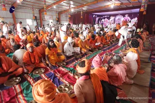 http://nithyananda.org/sites/default/files/photo-gallery/2015-14sep-08th_nithyanda-diary_IMG_7622_nasik-bandara-ananda-akkata-swamiji.JPG