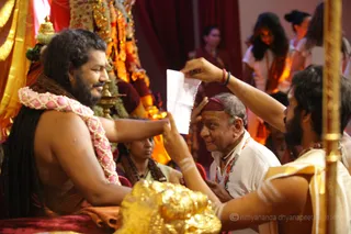 https://www.nithyananda.org/sites/default/files/photo-gallery/2016-10oct-11th-nithyananda-diary_IMG_1217_bengaluru-aadheenam-IA-day20-navaratri-energy-murthy-darshan-swamiji.jpg