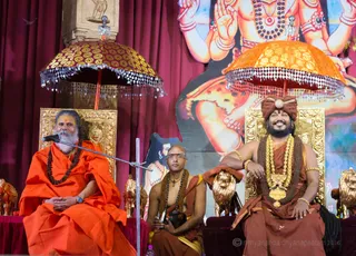 Mahant Narendra Giri Ji addresses the thousands of Satsangees in Nithyananda Sabha and worldwide.