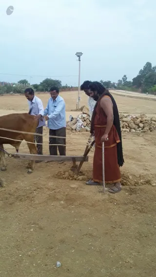 http://nithyananda.org/sites/default/files/photo-gallery/2016-10oct-25th-nithyananda-diary_IMG-20161025-WA0029_bengaluru-aadheenam-sadashivoham-ploughing-swamiji.jpg