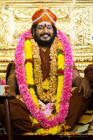 Nithyananda Satsang - Devotees from the state of Karnataka, celebarting 60 years today, brought garlands for His Holiness