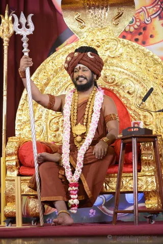 http://nithyananda.org/sites/default/files/photo-gallery/2016-11nov-27th-nithyananda-diary_DSC_9201_bengaluru-aadheenam-entering-into-sadashivoham-swamiji.jpg