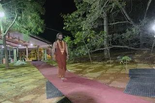 Paramahamsa Nithyananda arrives for the very first session with Sadashivoham 2016 participants.
