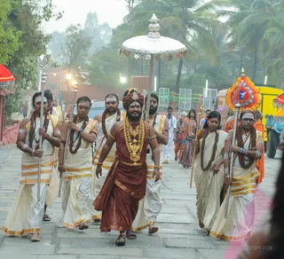 https://nithyananda.org/sites/default/files/photo-gallery/2016-12dec-14th-nithyananda-diary_Dwaja%200001_bengaluru-aadheenam-sadashivoham-day14-dvajarohanam-temple-swamiji.jpg?1481763214