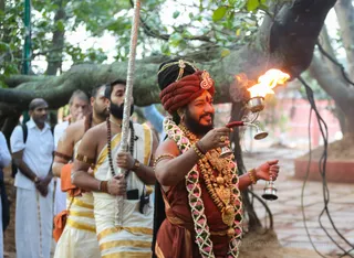 https://nithyananda.org/sites/default/files/photo-gallery/2016-12dec-14th-nithyananda-diary_Dwajarohanam%20%2817%20of%2037%29_bengaluru-aadheenam-sadashivoham-day14-dvajarohanam-temple-swamiji.jpg?1481763215