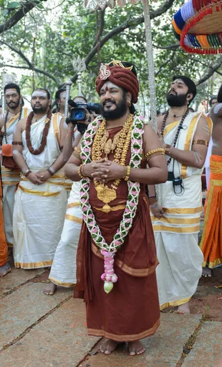 https://nithyananda.org/sites/default/files/photo-gallery/2016-12dec-14th-nithyananda-diary_Dwajarohanam%20%2819%20of%2037%29_bengaluru-aadheenam-sadashivoham-day14-dvajarohanam-temple-swamiji.jpg?1481763215
