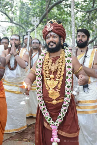 https://nithyananda.org/sites/default/files/photo-gallery/2016-12dec-14th-nithyananda-diary_Dwajarohanam%20%2820%20of%2037%29%281%29_bengaluru-aadheenam-sadashivoham-day14-dvajarohanam-temple-swamiji.jpg?1481763216