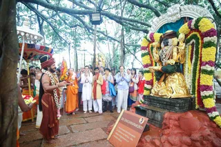 https://nithyananda.org/sites/default/files/photo-gallery/2016-12dec-14th-nithyananda-diary_Dwajarohanam%20%2820%20of%2037%29_bengaluru-aadheenam-sadashivoham-day14-dvajarohanam-temple-swamiji.jpg?1481763216