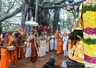 https://nithyananda.org/sites/default/files/photo-gallery/2016-12dec-14th-nithyananda-diary_Dwajarohanam%20%2822%20of%2037%29_bengaluru-aadheenam-sadashivoham-day14-dvajarohanam-temple-swamiji.jpg?1481763216